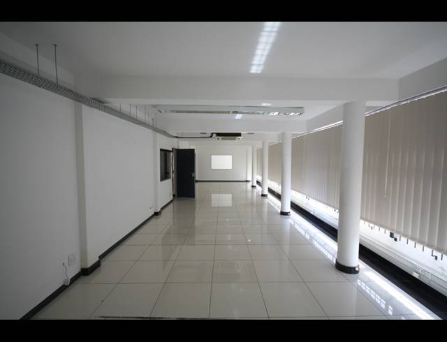 1,545M² SHOWROOM TO LET IN PAARDEN EILAND